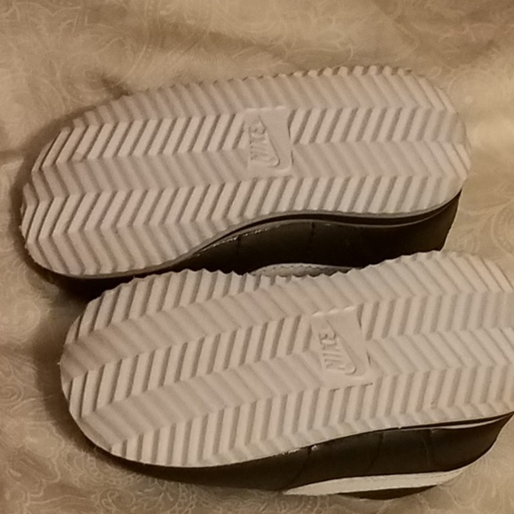 Very gently used Infant Nike sneakers - Picture 3 of 4